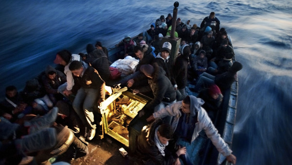 Mar Mediterraneo, aprile 2011 - Oltre 100 migranti tunisini imbarcati dal porto di Zarziz attraversano lo stretto di Sicilia, in direzione Lampedusa. ©Giulio Piscitelli /Contrasto